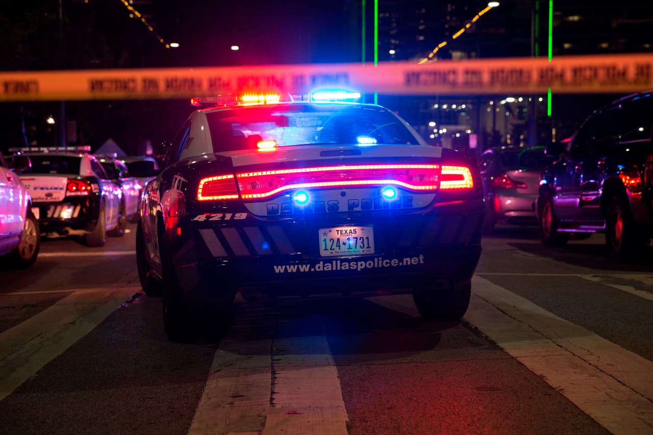 Policía de Dallas busca a sospechosos de robar un auto y atropellar a una persona
