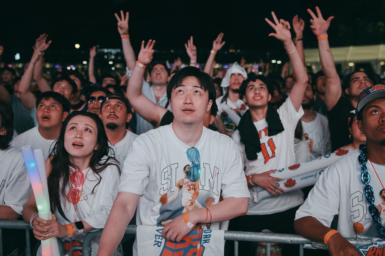 Los fanáticos de los New York Knicks ven el Juego 5 de la serie de baloncesto de las Finales de la NBA contra los San Antonio Spurs, el sábado 13 de junio de 2026, en Nueva York.