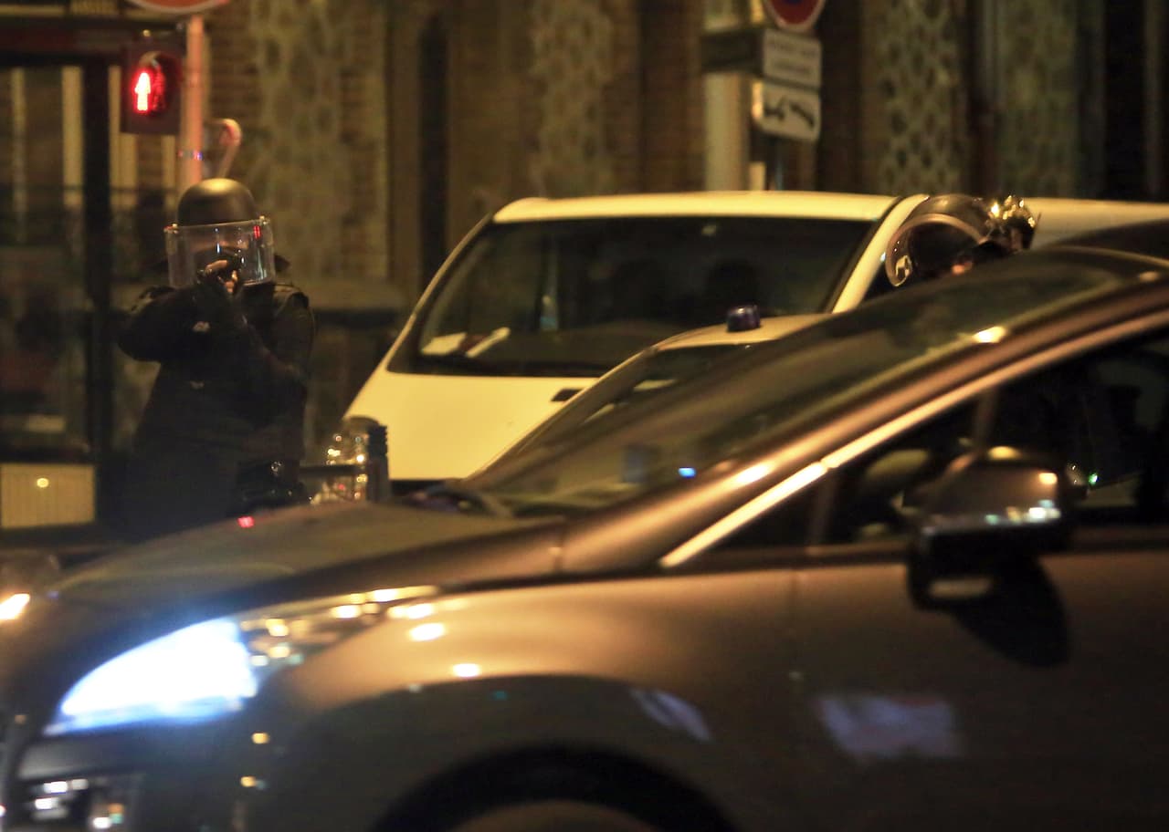 Un policía apunta con su arma durante el operativo