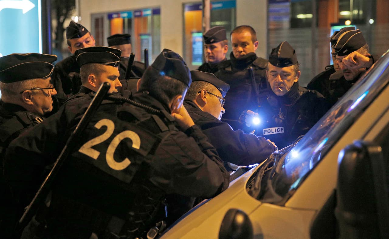 Elementos de las fuerzas especiales inspeccionan un automóvil