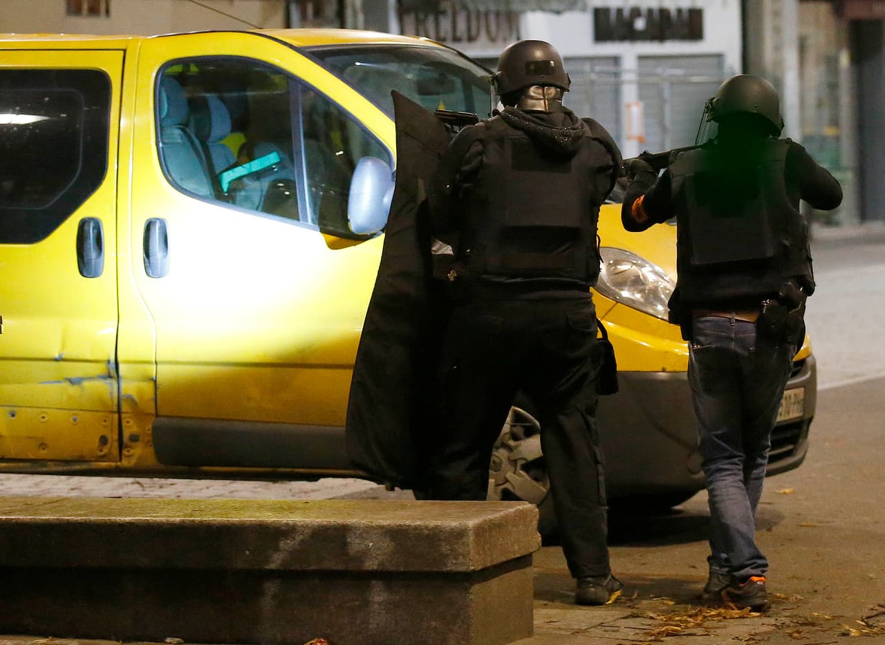 Los oficiales registran los automóviles estacionados en las calles