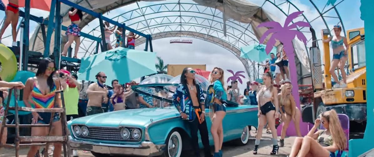 Y de incluir en cada uno de sus videos, siempre 
<b>al menos un auto como coprotagonista</b>, como es el caso de este 
<b>Ford Skyliner 1960</b> color celeste. El auto, que no es de su propiedad, apareció en el video de la canción 'Única'.