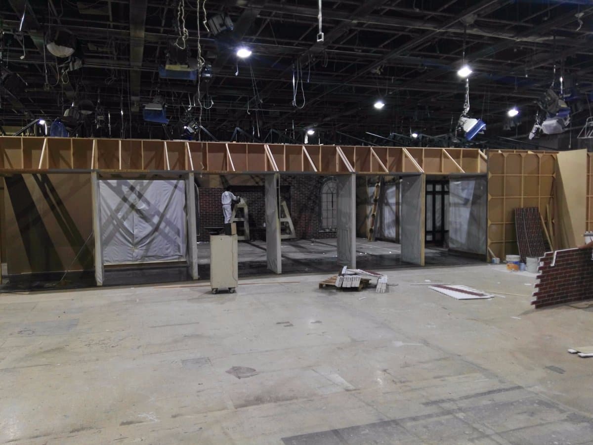 Este es el mismo foro de grabación que se utilizó para realizar la exitosa historia de '
<b><a href="http://www.univision.com/novelas/la-candidata">La Candidata</a></b>', realizada también por la actriz
<b><a href="http://www.univision.com/temas/silvia-navarro">Silvia Navarro</a></b>, bajo la producción de
<b>Giselle González</b>.