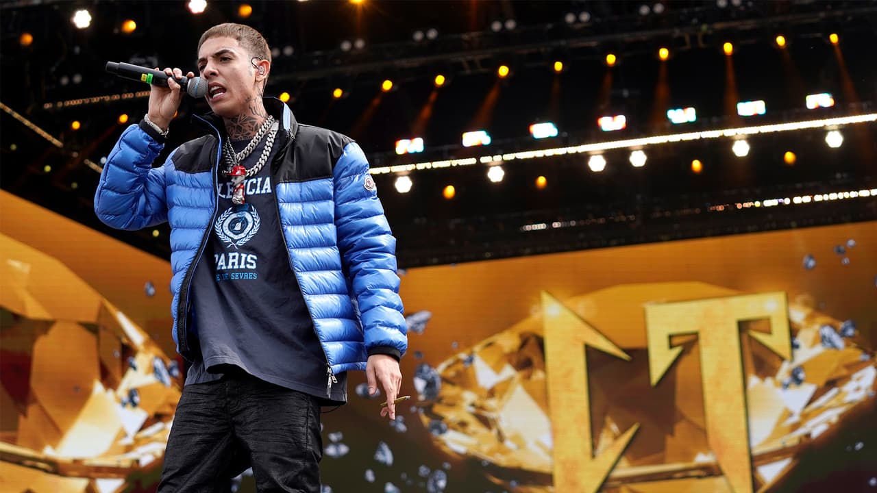 <b>Natanael Cano</b> puso un sello diferente al festival con 
<b>corridos tumbados</b> como 
<b><i>El Drip y Disfruto Lo Malo</i></b>.