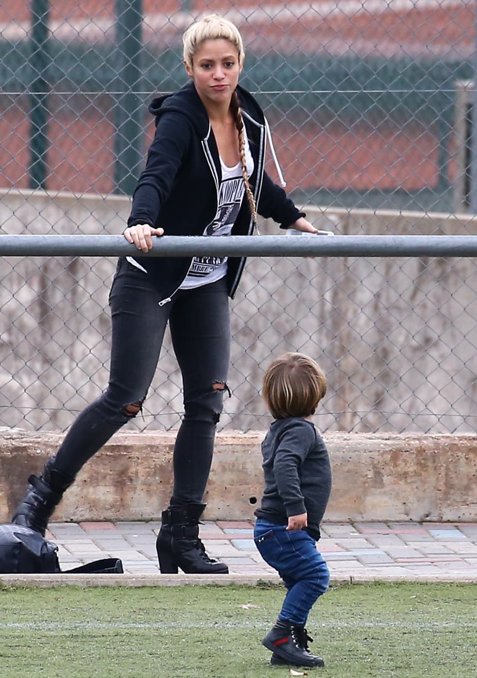 Shakira jugaba con Sasha, muy entretenidos.