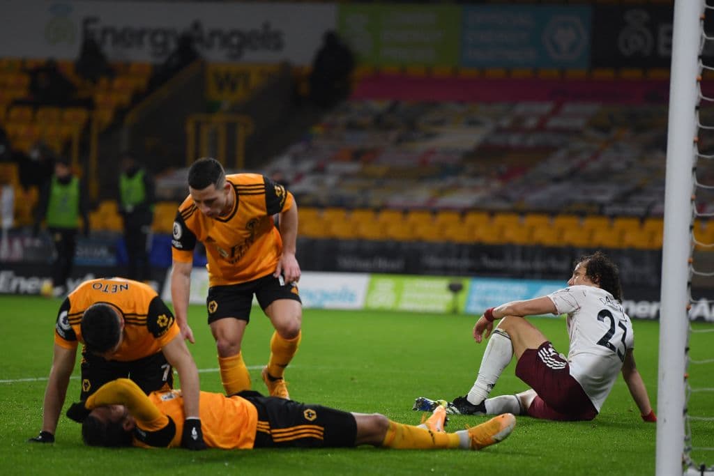 Pépé (32’) adelantó a los de Arteta, pero la ventaja duró poco; Neves (45+5’) emparejó los cartones desde los once pasos; David Luiz (45´3’) saldría explusado. Iniciando la parte complementaria, Moutinho (49’) marcó para darle vuelta al marcador. Leno (72’) dejó al Arsenal con nueve hombres. Los Wolves recibirán al Leicester City y Arsenal visitará a Aston Villa en la siguiente jornada de la Premier League.