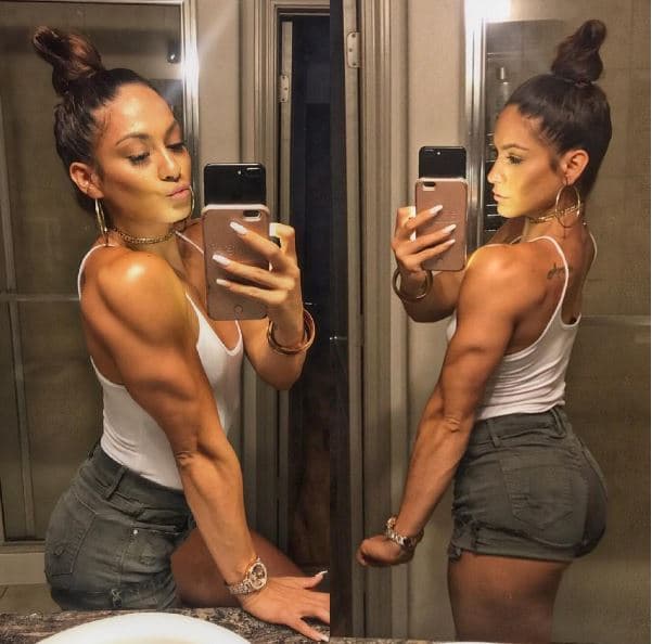 La deportista complementa sus looks con accesorios parecidos a los de JLo.