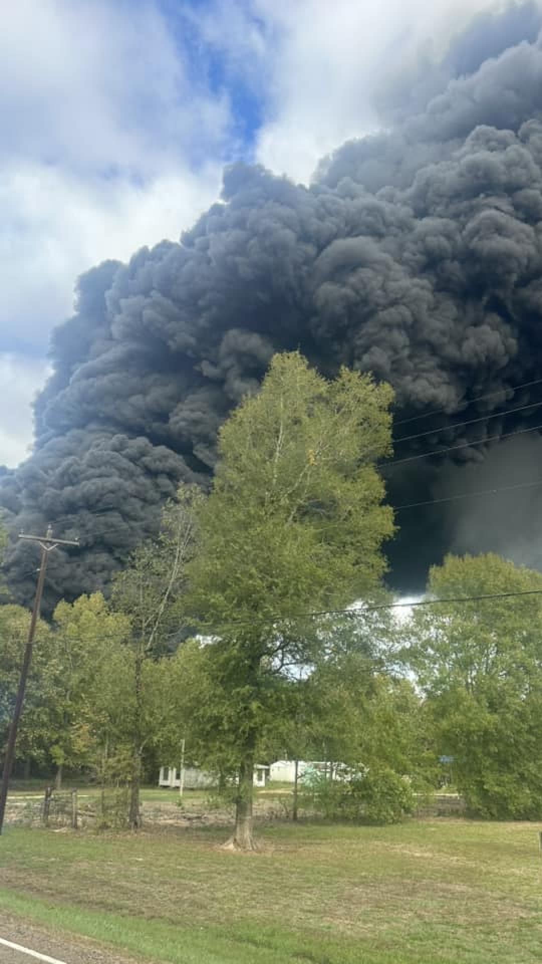 La enorme columna de humo se dirigía hacia la ciudad de Livingston, al norte de Shepherd, advirtió la oficina de manejo de emergencias del condado Polk.
<br>