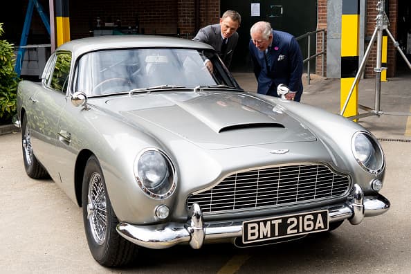 La productora Barbara Broccoli dijo que el príncipe Carlos: "Tenía mucho de qué hablar con Daniel. Ambos tienen un amor por Aston Martin. ¡Chicos con juguetes!".