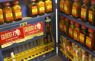 <b>Set de química</b>. Uno de los juguetes educativos por excelencia que ha sobrevivido hasta nuestros días data de 1923. Inicialmente, lo fabricaba la compañía A.C. Gilbert solo para niños varones, y tenía componentes que hoy lo convertirían en una bomba de relojería. El experimento número uno: explosivos.