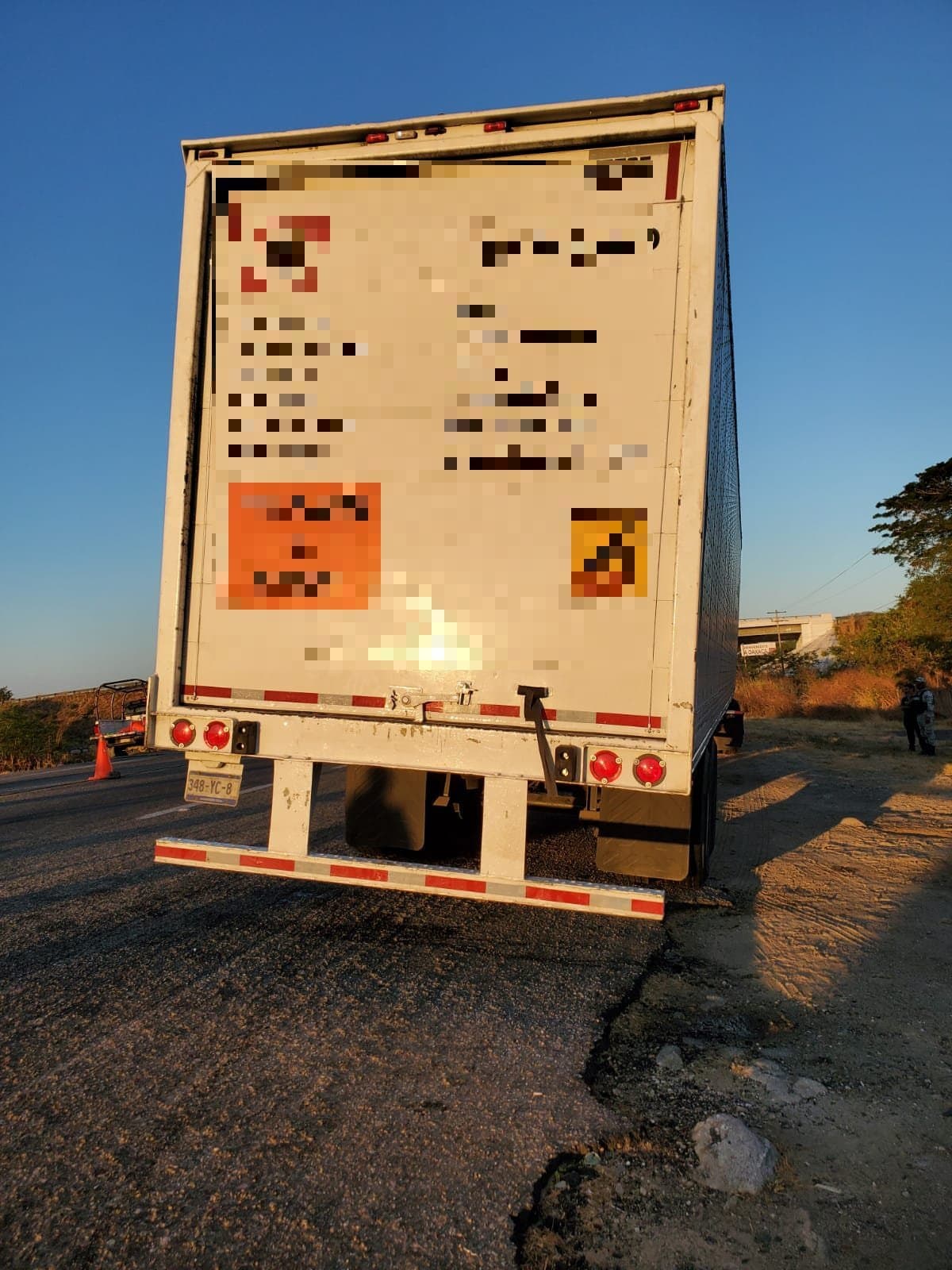 El INM oculta los logotipos de los transportes de carga detenidos en los operativos para rescatar migrantes.