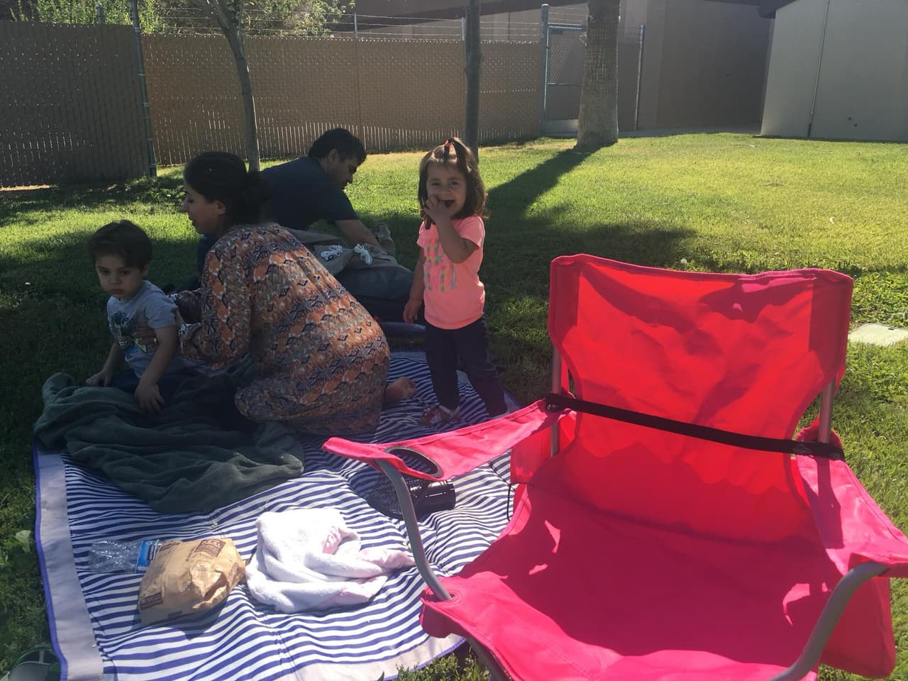 Jamil Osmani y su familia acamparon en las afueras del refugio de la Cruz Roja, ya que su casa sufrió daños en su interior.