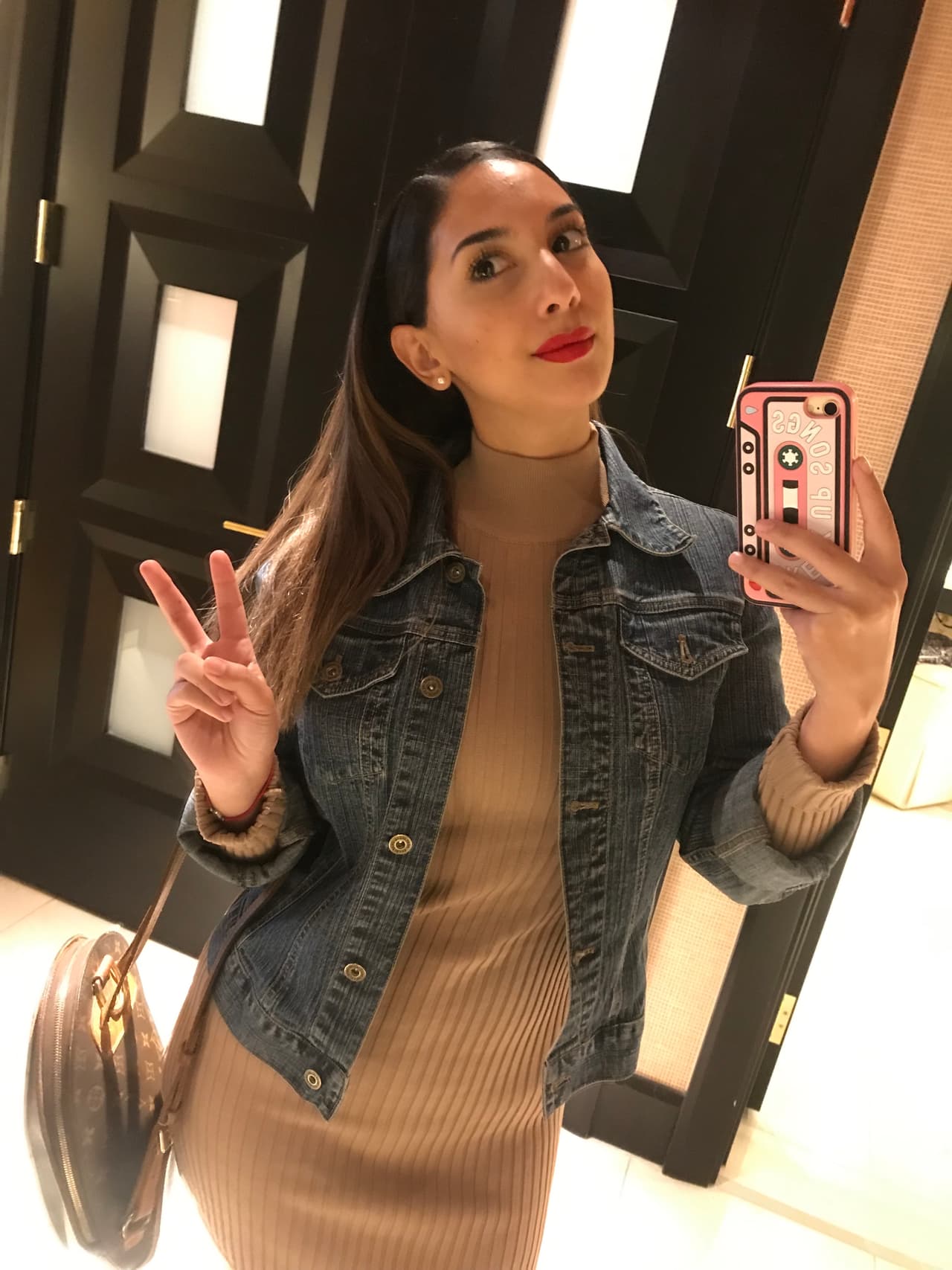 El espejo del cuarto en el hotel se convirtió en su lugar favorito para tomar selfies.