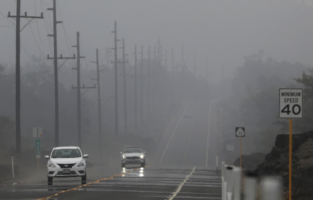 <b>Lluvia de ceniza</b>
<br>Ya sea por exhalaciones o después de una erupción, la lluvia de ceniza es muy peligrosa para conducir. Si hay que hacerlo por causas de fuerza mayor, habrá que hacerlo despacio y mucho cuidado, ya que reduce la visibilidad.