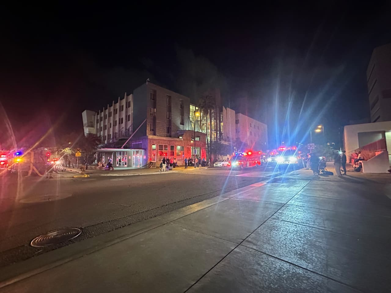 Los rescatistas ingresaron al edificio en busca de personas atrapadas, por fortuna
<b> todos los residentes habían evacuado el lugar </b>cuando comenzaron a sonar las alarmas, por lo que bomberos comenzaron a combatir el fuego para prevenir que se extendiera.