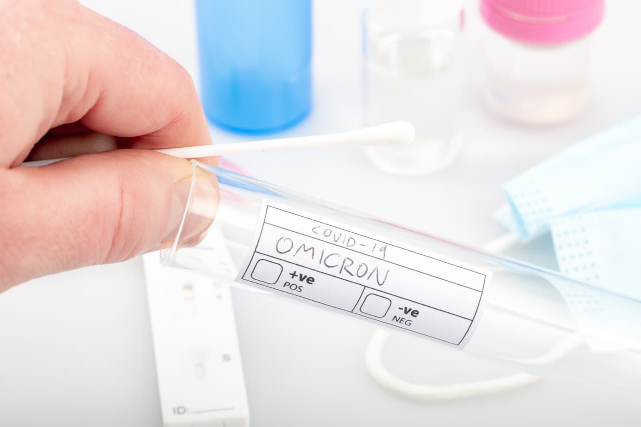 Más de 20 meses después de que inició la pandemia del covid-19, se ha generado una nueva alerta luego de que los científicos en Sudáfrica encontraran otra variante, declarada como preocupante por la OMS.