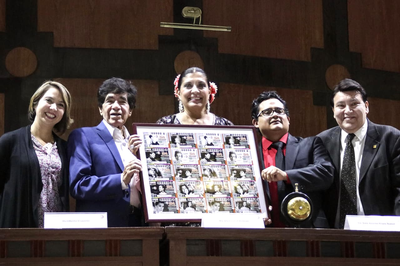 Para escribir el guión de la bioserie, María Elena Leal propone basarse en su libro
<b> 'Lola Beltrán, Lola la grande'</b> que publicó en 2012.