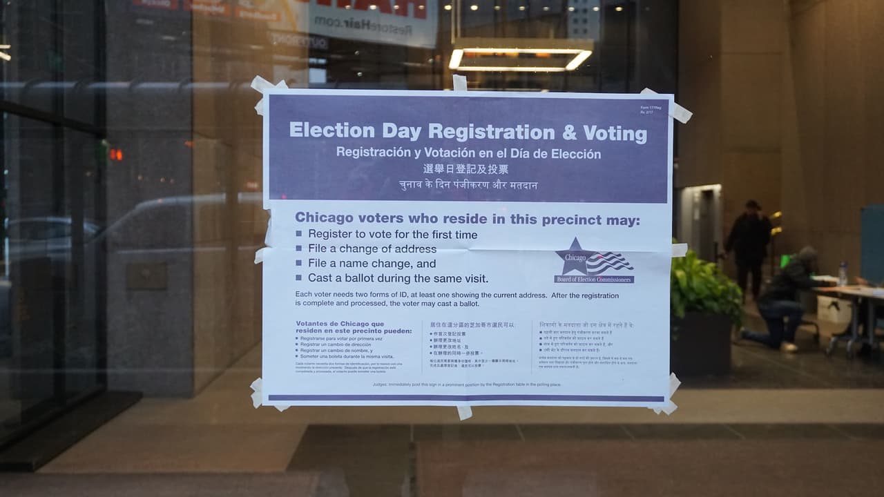 El 26 de febrero, votaron alrededor del 30% del padrón electoral de Chicago, otorgándole la victoria a varios candidatos. Sin embargo varias contiendas llaman a una segunda vuelta. Una docena de distritos pasarán a una segunda vuelta.