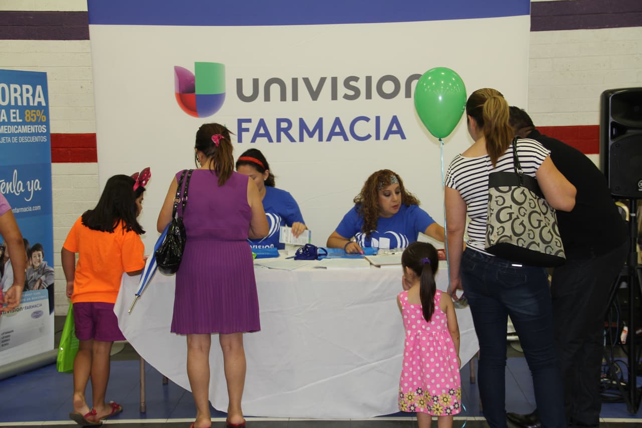 Unas 300 personas asistieron a la feria “Camino a la Salud’, donde se hicieron exámenes gratis, bailaron Zumba y conocieron a la carismática Cecilia Ramírez Harris de Primer Impacto.
