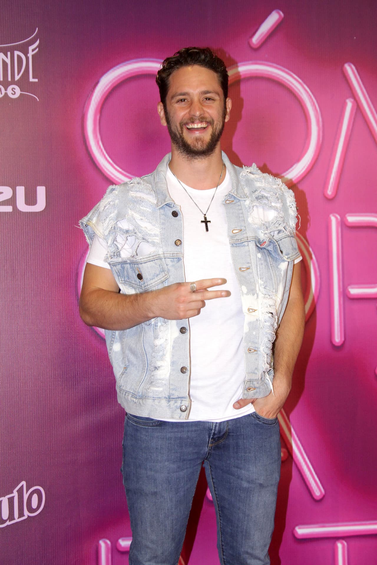Recientemente Christopher se presentó en la alfombra roja de la cinta que protagoniza 'Como Cortar A Tu Patán'. Si quieres disfrutar de sus actuaciones tienes que verlo de lunes a viernes en RBD por Galavisión.