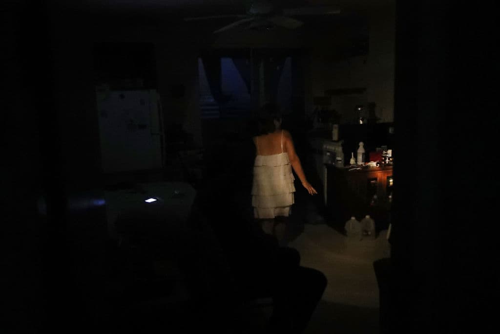 Como Bad Bunny lo denuncia en 
<b><a href="https://www.univision.com/local/puerto-rico-wlii/puerto-rico-bad-bunny-7-verdades-un-vaticinio-elecciones-puerto-rico-2024" target="_blank">'El Apagón', el servicio de energía eléctrica, que ofrece la compañía LUMA</a>, no es confiable</b>. En diversos pueblos se reportan 
<b>apagones a diario</b>, afectando desde la salud hasta los enseres. 
<br>Sin una planta de generación o una batería costosa, no se puede vivir en la isla, pues no hay certeza de cuándo el sistema deteriorado de energía eléctrica puede colapsar.
<br>La situación con el agua potable es similar. Hay municipios como 
<b>Corozal y Loíza</b>, donde es constante la escasez del líquido. Se sobrevive con cisternas y pagando para que las llenen, quienes tienen el dinero para así hacerlo. Si no, hay que seguir esperando.
<br>Actualmente la situación cobró atención porque
<b> la zona metropolitana, incluido El Viejo San Juan, quedó sin agua</b>, justo cuando 
<b><a href="https://www.univision.com/local/puerto-rico-wlii/bad-bunny-llena-estadios-y-casas-su-residencia-dispara-el-hospedaje-en-la-isla" target="_blank">Puerto Rico recibe a miles de turistas</a></b> que vienen a ver la residencia 'No me quiero ir de aquí'.
<br>Mientras unos miles disfrutan en el 'Choliseo', otros tantos 
<b>batallan isla adentro con el calor y la incertidumbre</b> que provoca la falta de luz y de agua.