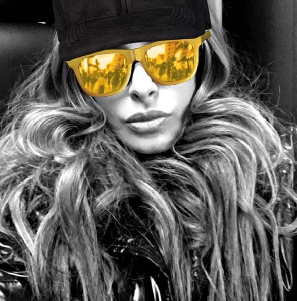 Gali no pasará desapercibida con esos enormes y brillates lentes dorados.