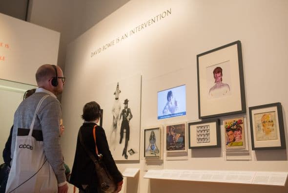 La exhibición se presenta en el Museo de Arte Contemporáneo de Chicago desde el 23 de septiembre y documenta la extensa carrera musical de uno de los iconos del glam rock británico.
