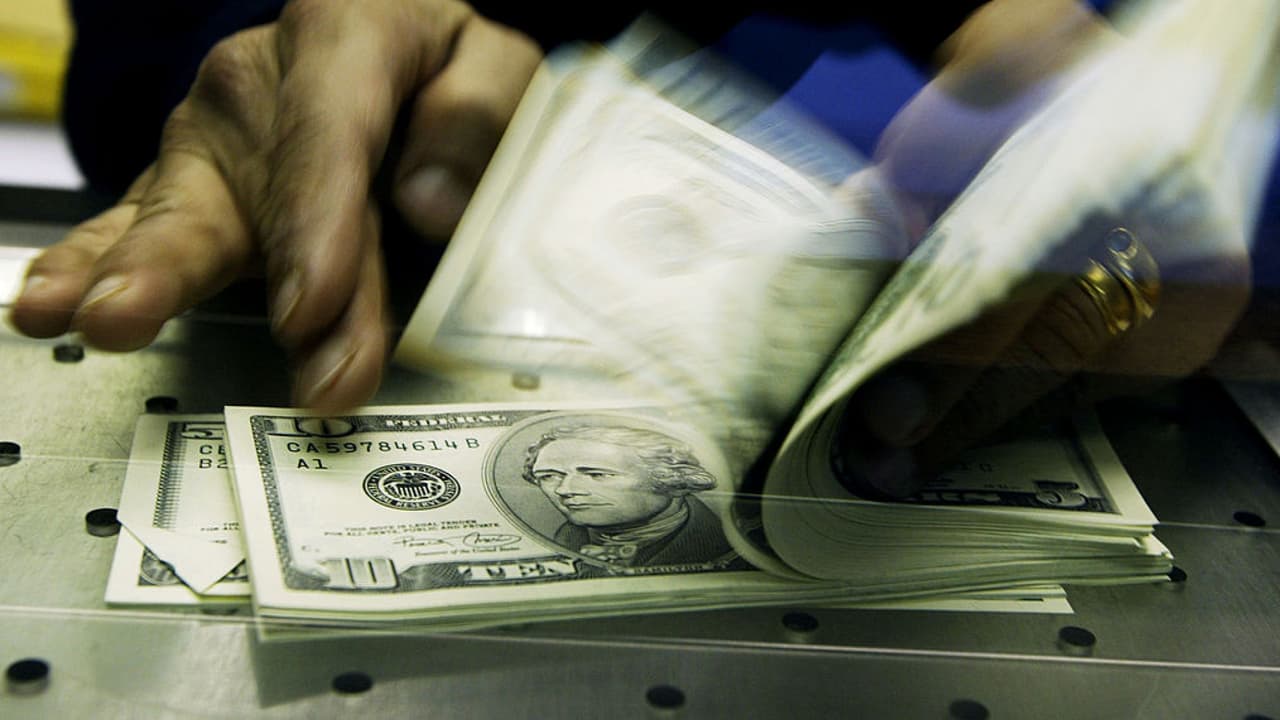 El experto en finanzas, Carlos Guamán, asegura que el plan de alivio contempla cheques de 600 dólares por adulto y niño, dinero adicional por desempleo, préstamos perdonables para pequeños negocios y recursos para la distribución gratuita de la vacuna contra el coronavirus. ¿Cuándo recibirían el dinero las familias? Te contamos.