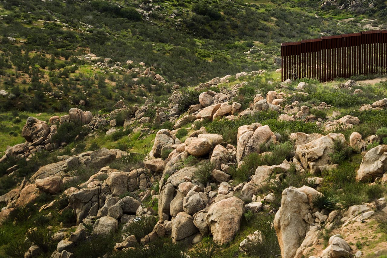 <b>Tecate - Mexicali. </b>Hacia el oeste, Tecate es la siguiente ciudad fronteriza desde Tijuana. Allí se levanta una barrera peatonal que se interrumpe abruptamente después de la zona urbana y se retoma en las zonas menos montañosas. En las zonas más planas y desérticas existe una pequeña barrera metálica, que impide el paso de autos.
<br>