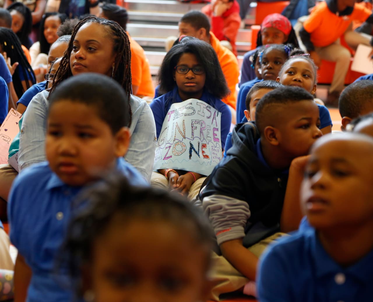 “Esta es una zona libre de armas", se lee en inglés en un letrero de un estudiante de la escuela Charter Legacy, en Chicago, Illinois.