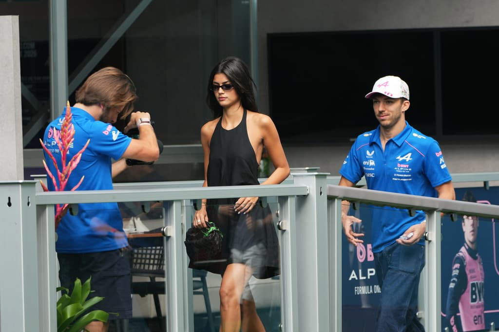 El piloto de Alpine Pierre Gasly, de Francia, llega junto a la actriz y modelo Francisca "Kika" Cerqueira Gomes.