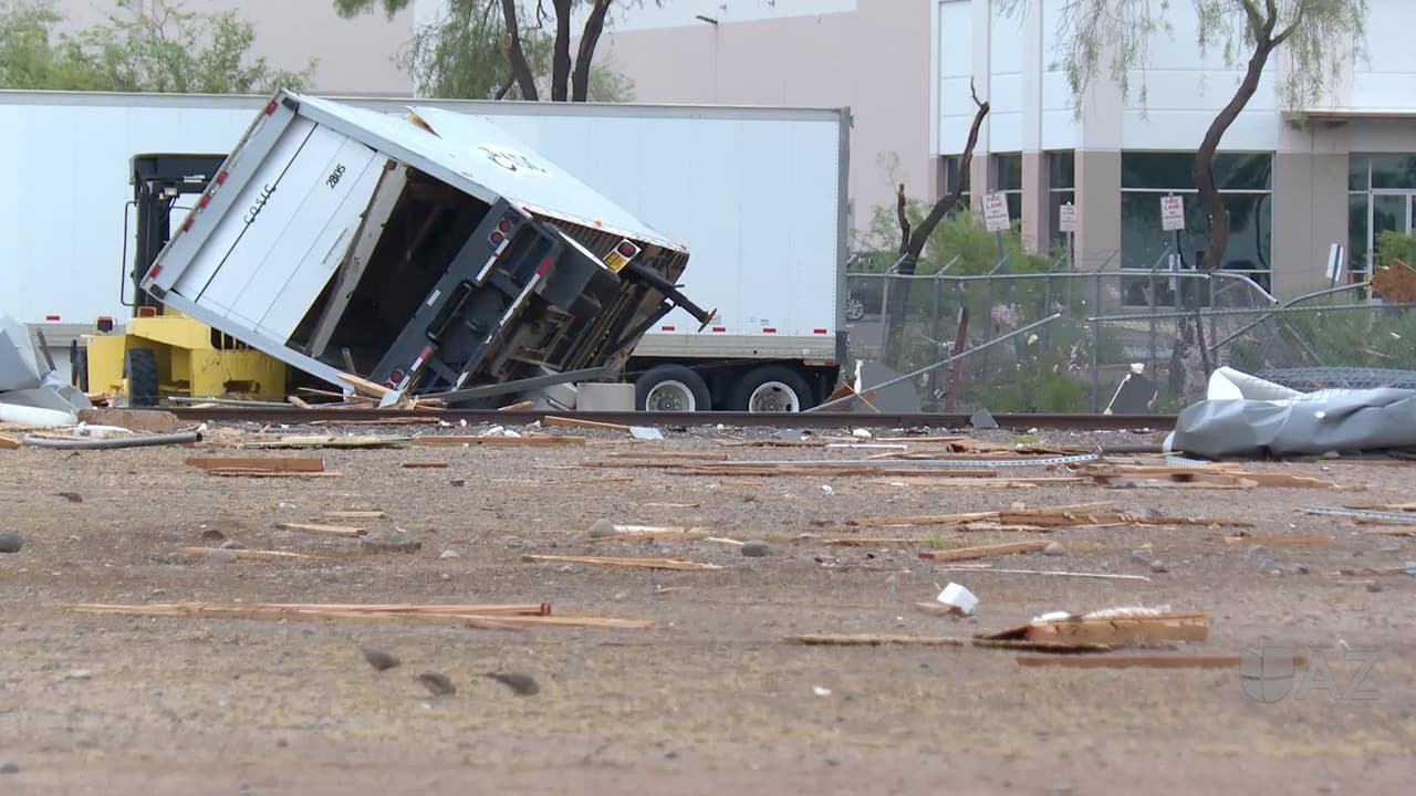 Una severa tormenta monzónica azotó el centro y sur de Arizona, provocando importantes daños en buena parte del valle del sol.