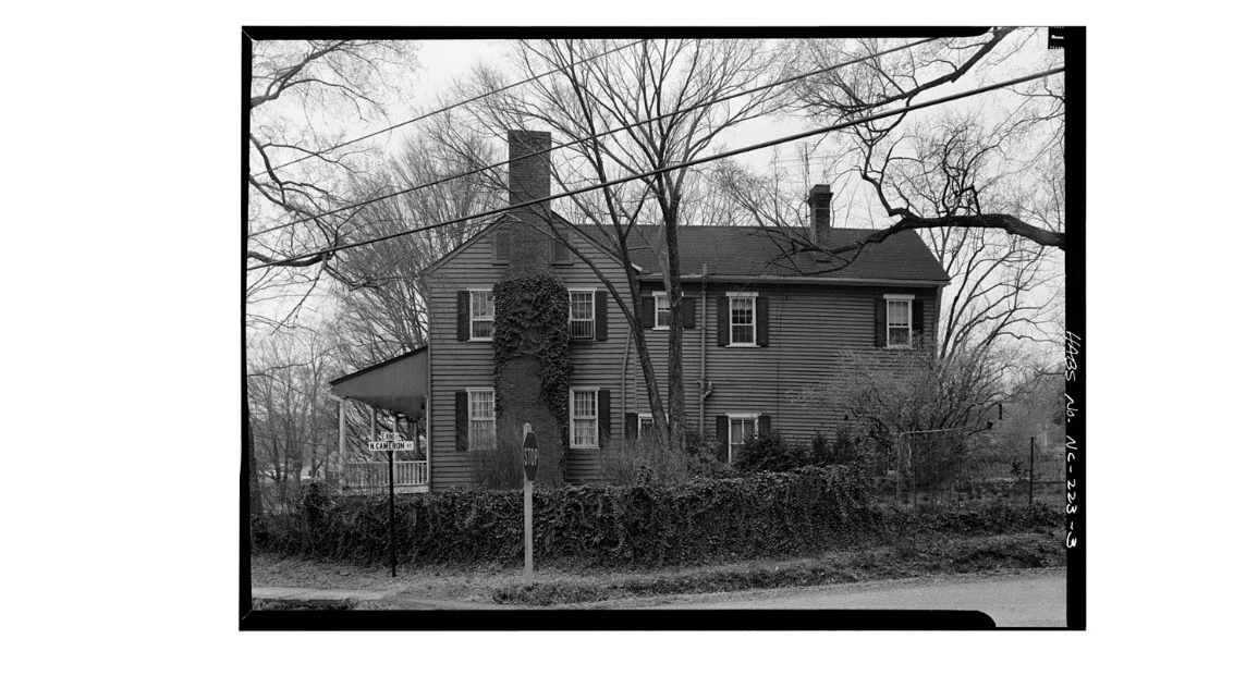 La casa, construida en el siglo XVIII y originalmente una taberna llamada William Reed's Ordinary, fue propiedad de la familia Hayes desde el siglo XIX hasta mediados del siglo XX.