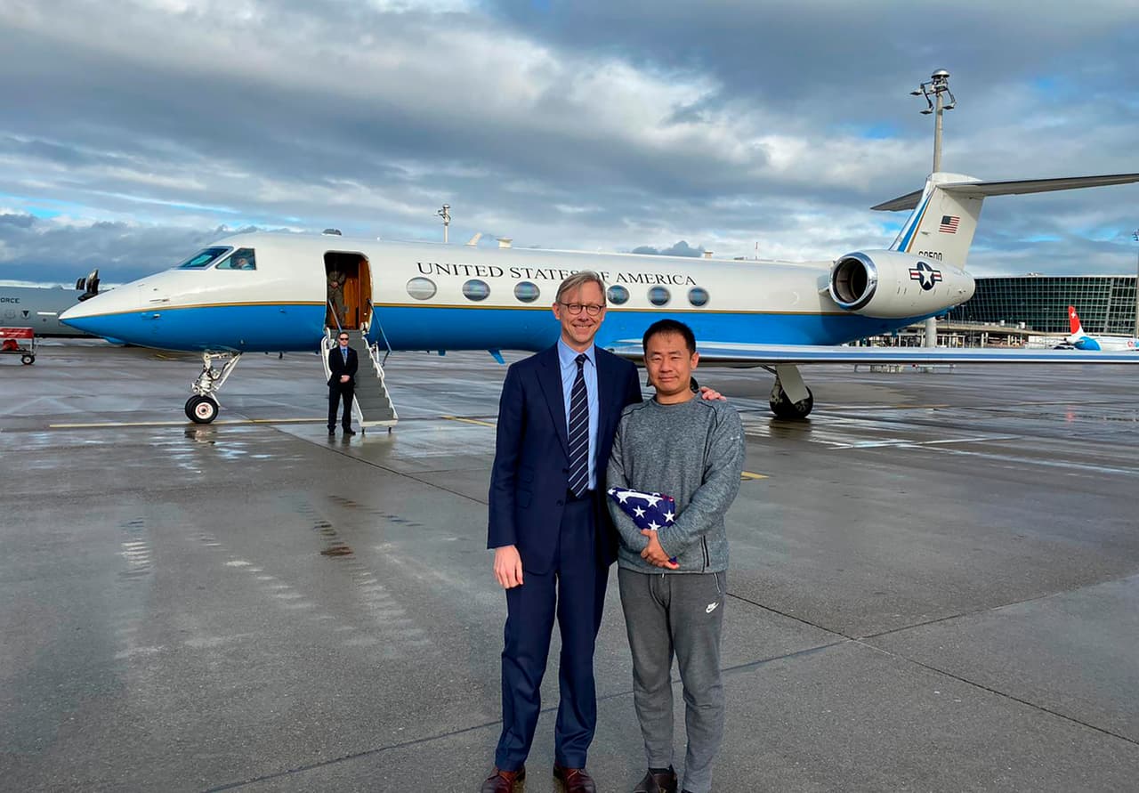 En un intercambio de prisioneros, Irán libera al estudiante estadounidense preso desde 2016 acusado de espionaje