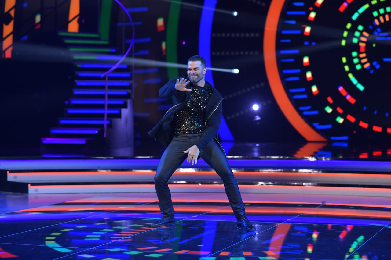 El actor Alejandro Nones volvió a la pista para realizar un baile urbano.