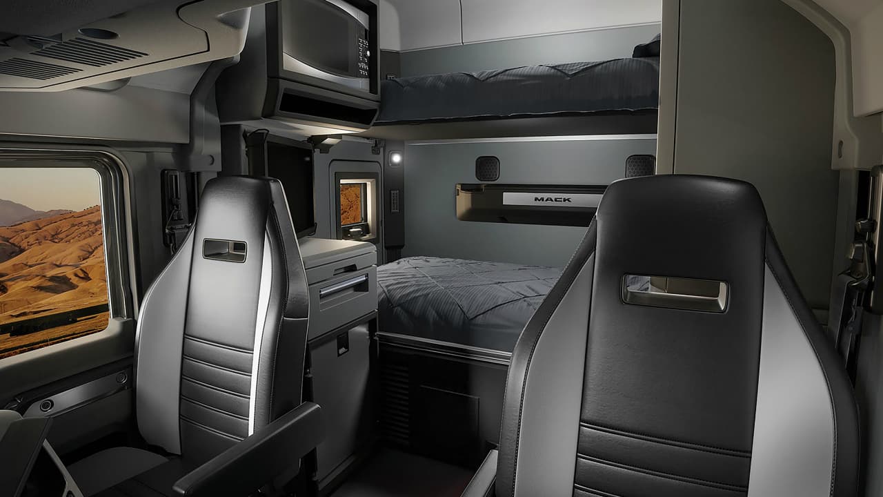 Pasemos al tema del área de descanso que nadie pensaría es de un camión de carga, ya que es completamente de primer nivel con 
<b>iluminación por LED’s</b>. Obviamente existen diferentes configuraciones, más pequeñas si así se desea, pero la más equipada cuenta con una 
<b>TV de 24”</b>, múltiples espacios guardaobjetos y existe la posibilidad de agregar un pequeño refrigerador.