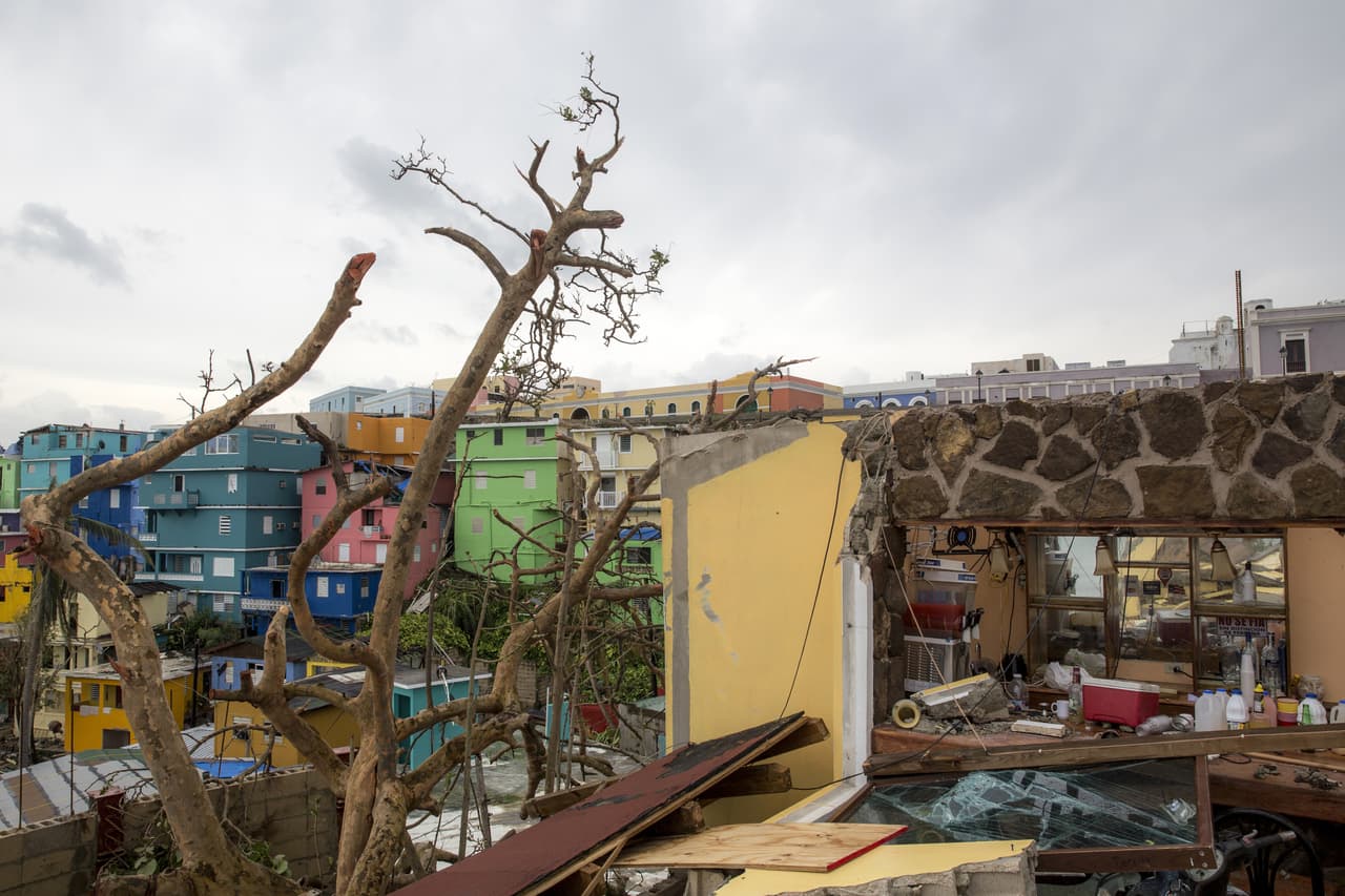 Viviendas dañadas por el huracán María en el barrio La Perla, San Juan.