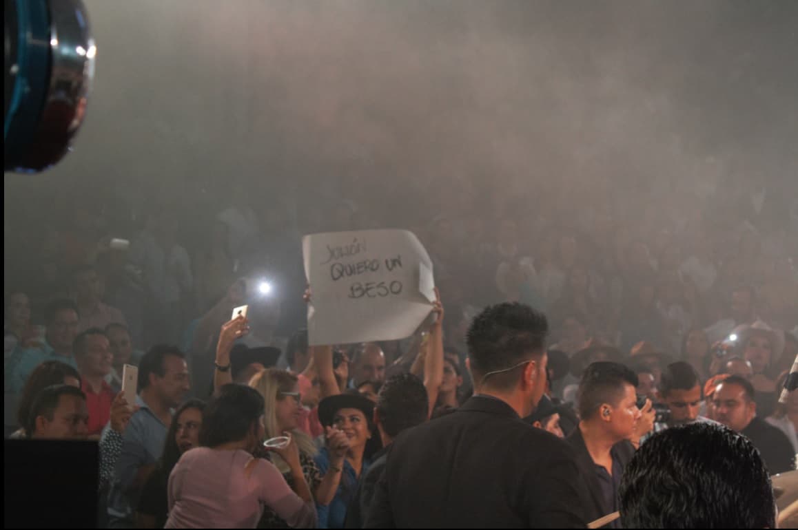 Sus fanáticos no dudaron en demostrarle su cariño y apoyo. No faltó quien hasta le pidió un beso.