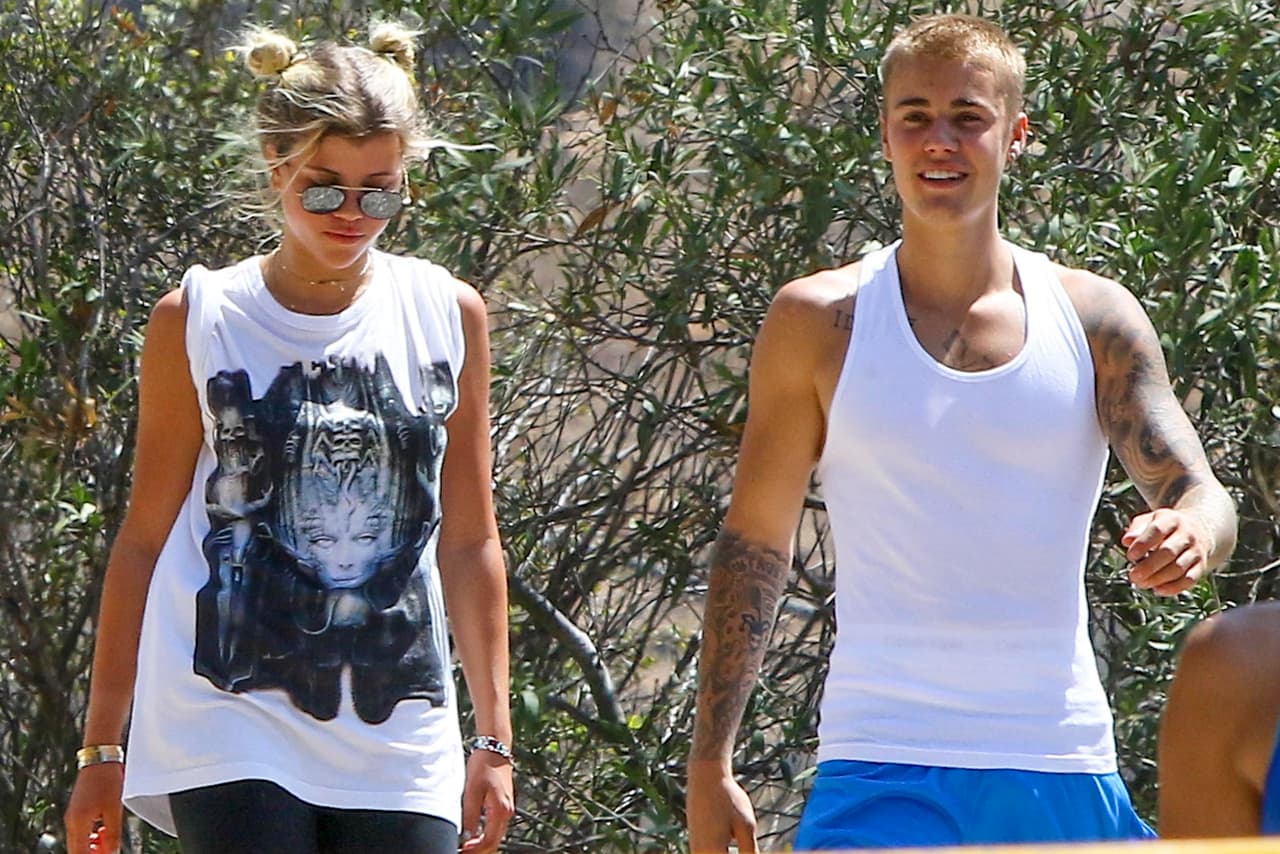 El cantante Justin Bieber dejó sin acceso a su cuenta de Instagram a sus millones de seguidores, luego de que publicara fotos al lado de su entonces novia, la modelo Sofia Richie, y de que le llovieran miles de comentarios negativos en torno a su relación.