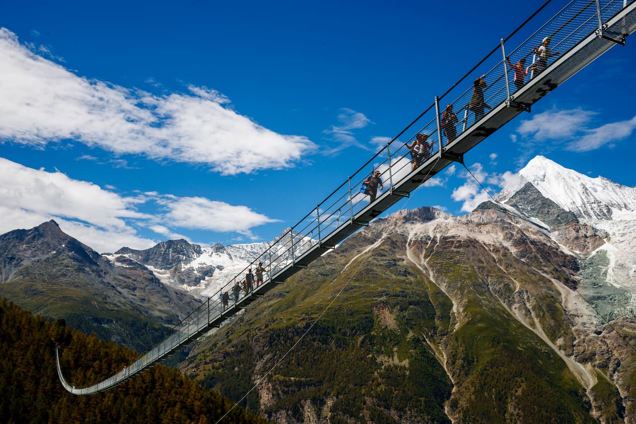 El puente peatonal colgante más largo del mundo tiene 1620 pies (494 metros) y comenzó a operar el fin de semana entre los pueblos de Grächen y Zermatt, en Suiza.
