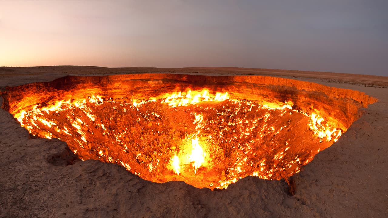 <b>La ‘puerta del infierno’, un cráter que se mantiene en llamas desde hace medio siglo.</b> En 1971, la república de Turkmenistán todavía formaba parte de la Unión Soviética. Entonces un grupo de geólogos fue al desierto de Karakum, no muy lejos del pueblo de Derweze, en busca de campos petroleros. Allí ocurrió el accidente.
