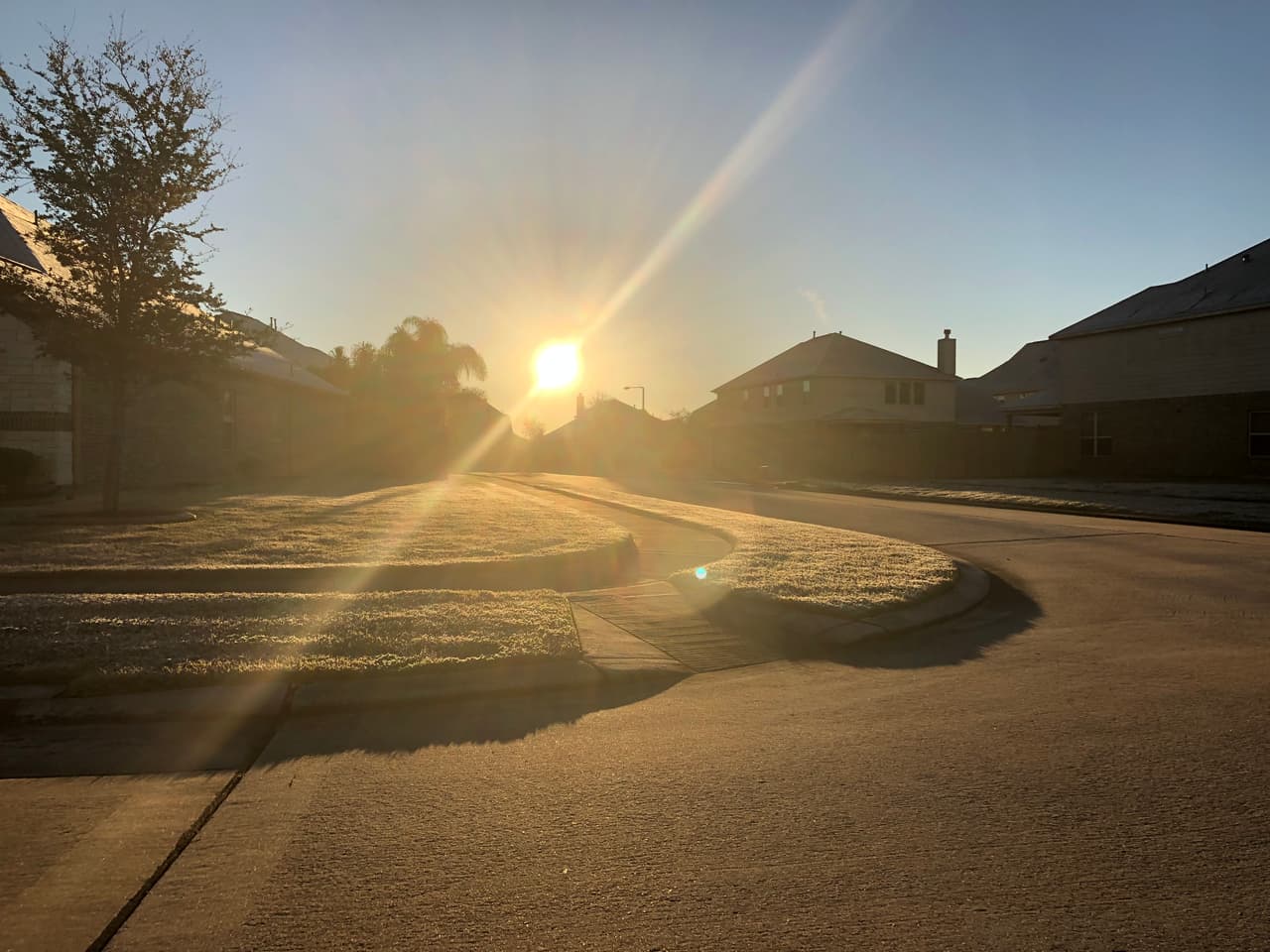 Aunque los cielos están despejados y el sol dijo presente, todavía se observa un manto blanco sobre los céspedes y tejados.