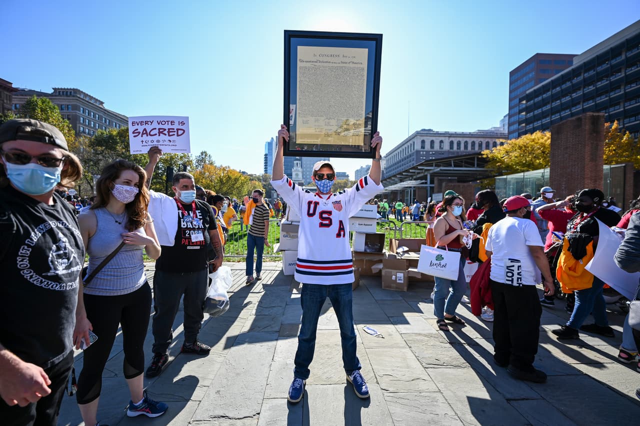 Una vista de un asistente al mitin sosteniendo la Constitución de los EE. UU. durante el rally Count Every Vote en Filadelfia