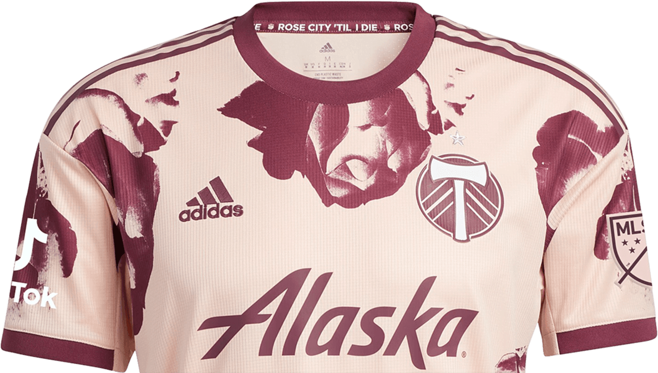 Un rosa claro y esfumado es la base para los gráficos en carmesí profundo, color que aparece en los vivos, el cuello y las mangas.
<br>