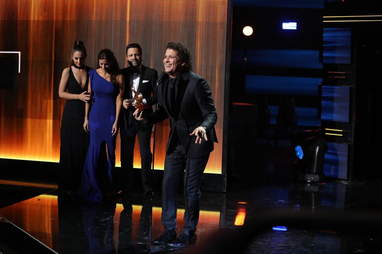 Carlos Vives y su ‘Bicicleta’ recibieron dos reconocimientos esta noche.