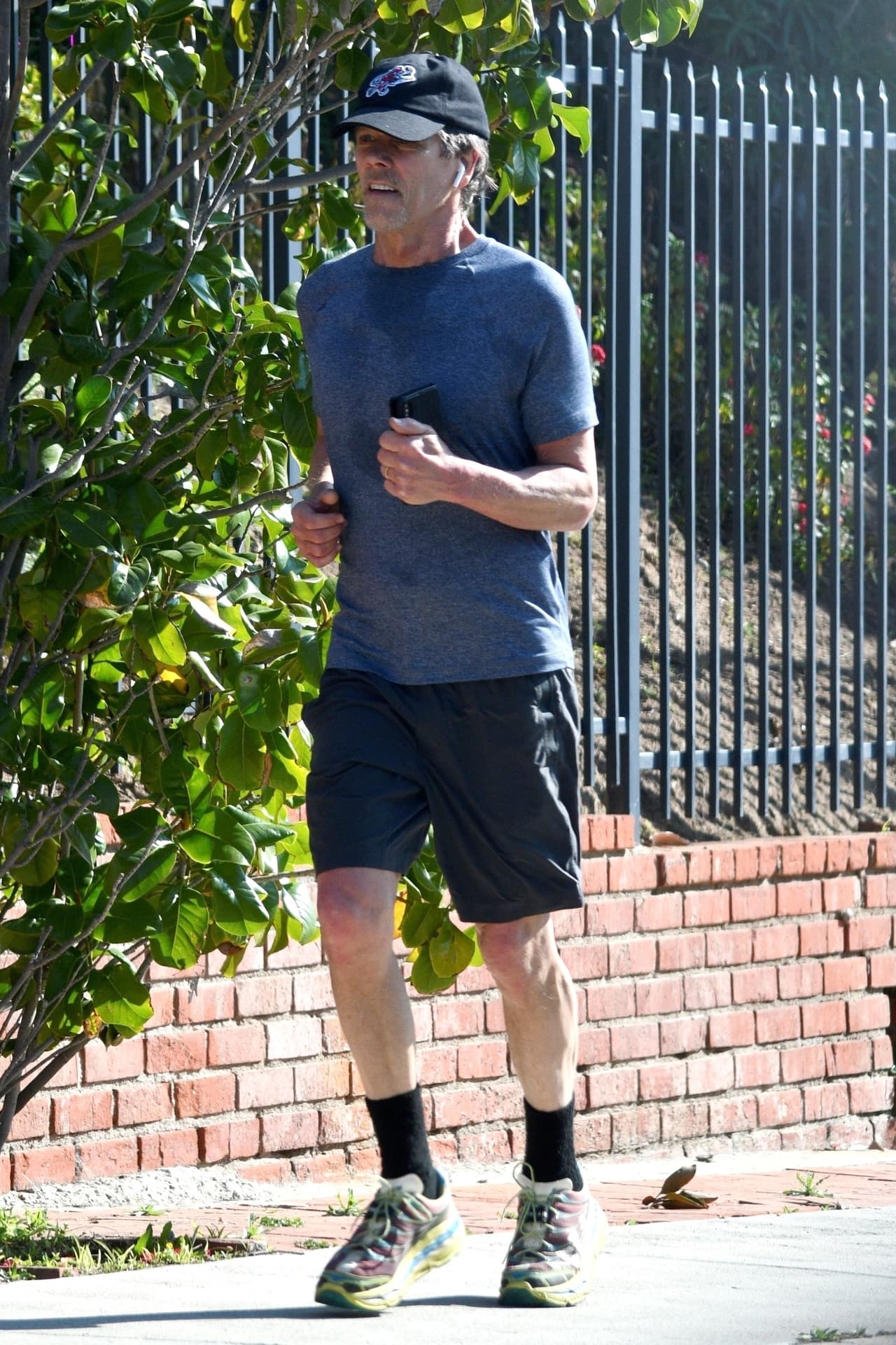 Guardando distancia de otras personas, Bacon se aseguró de quemar cualquier ansiedad con una carrerita.