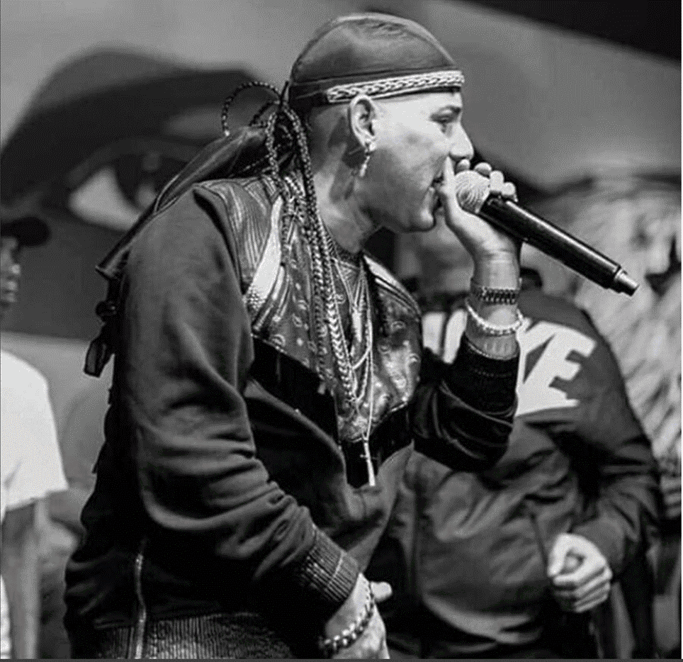 José Fernando Rivera Morales, nombre de pila del rapero de 33 años, enfrenta cargos por agresión y robo a un hombre de 30 años, identificado como Erik Báez Molano.