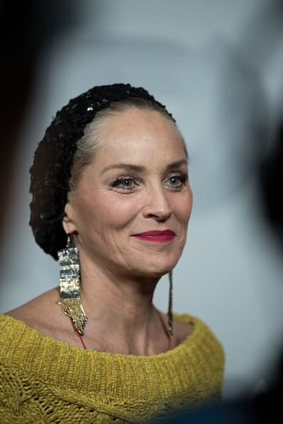 En una entrevista para 
<b><a href="https://variety.com/2019/scene/news/sharon-stone-candid-about-life-after-her-stroke-people-treated-me-in-a-way-that-was-brutally-unkind-1203272568/" target="_blank">Variety</a></b>, Sharon Stone, de 61 años, anunció que inició una nueva faceta profesional, en esta ocasión como defensora de los derechos de los pacientes con
<b> enfermedades del envejecimiento cerebral,</b> que afecta en mayor parte a mujeres.