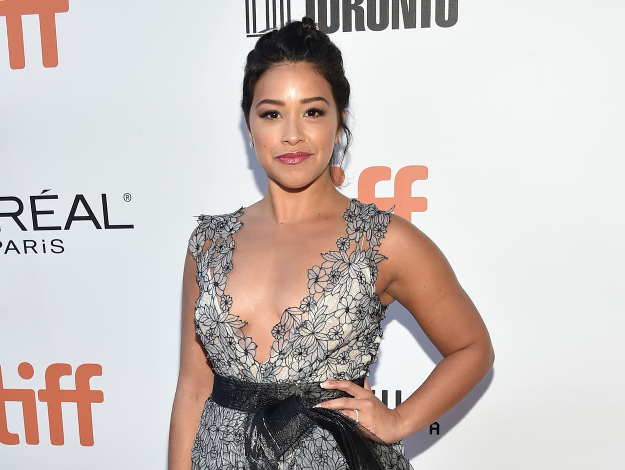 Recientemente, la actriz asistió a The Kennedy Forum en Chicago, un espacio anual en el que se aborda la salud mental, y que fue reseñado por medios como 
<a href="https://people.com/health/gina-rodriguez-depression-suicidal-thoughts/">People </a>y 
<a href="https://www.today.com/video/-jane-the-virgin-star-on-battling-anxiety-suicidal-thoughts-62080581635">Today</a>.