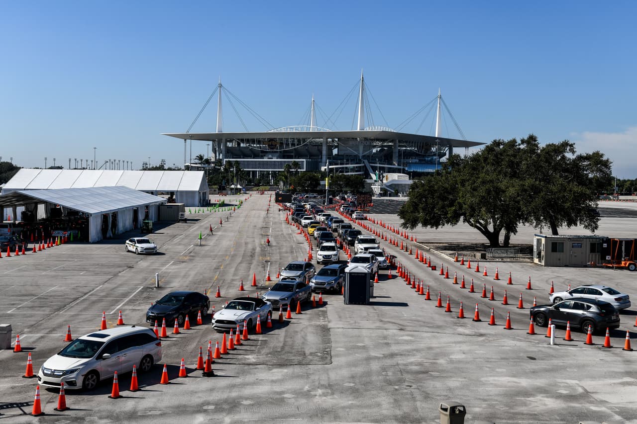 En Miami-Dade se espera que comiencen las vacunaciones en los asilos de ancianos, el próximo lunes, a través de las cadenas de farmacias CVS y Wallgreens, con unas 60,000 dosis, que podrían durar de una semana a 21 días en distribuirse. 
<br>